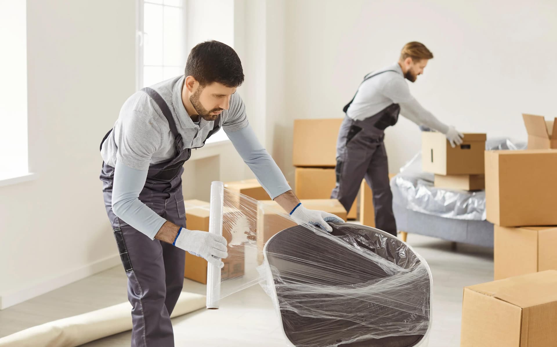 Des déménageurs professionnels emballent des meubles Des déménageurs professionnels emballent des meubles