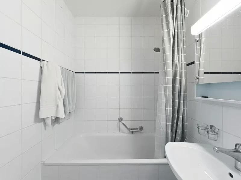 2-room apartment with large balcony – Top floor – Prime Geneva city centre - Bathroom & WC 2-room apartment with large balcony – Top floor – Prime Geneva city centre - Bathroom & WC