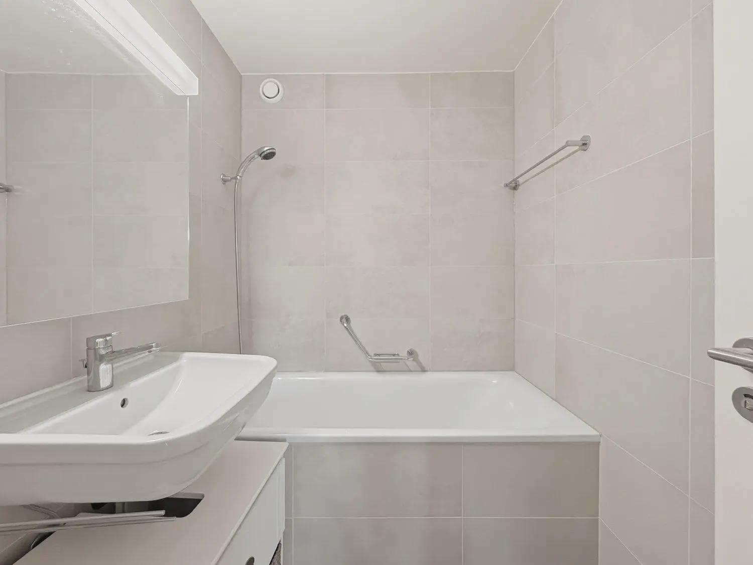 Bright 4-Room Apartment with balcony and lovely view - Petit-Saconnex - Bathroom & WC Bright 4-Room Apartment with balcony and lovely view - Petit-Saconnex - Bathroom & WC