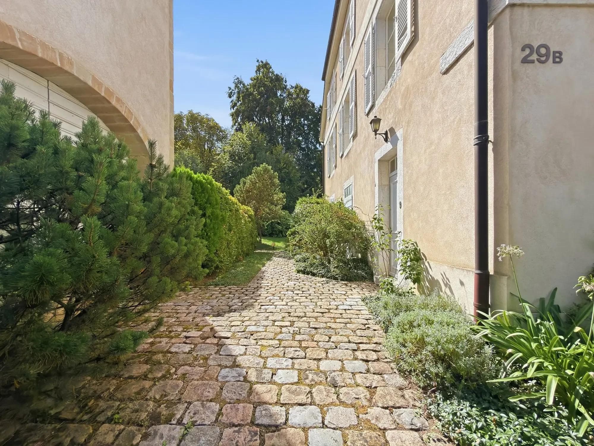 Spacieux appartement de 6.5 pièces avec charme et caractère à Chambésy - Jardin miniature 5 Spacieux appartement de 6.5 pièces avec charme et caractère à Chambésy - Jardin miniature 5