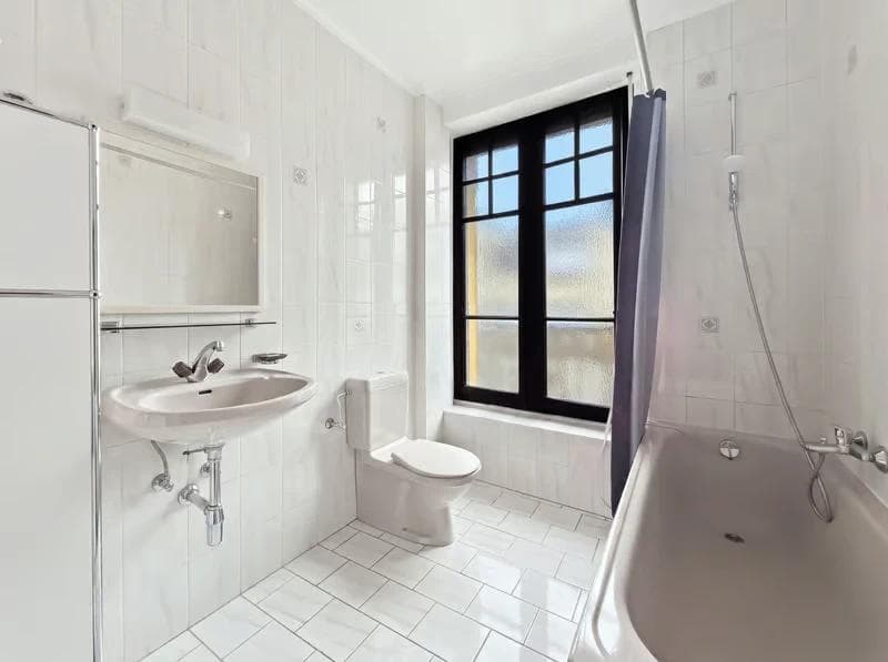 Appartement meublé avec balcons - Bail jusqu'au 31 août 2027 - Salle de bains miniature 4 Appartement meublé avec balcons - Bail jusqu'au 31 août 2027 - Salle de bains miniature 4