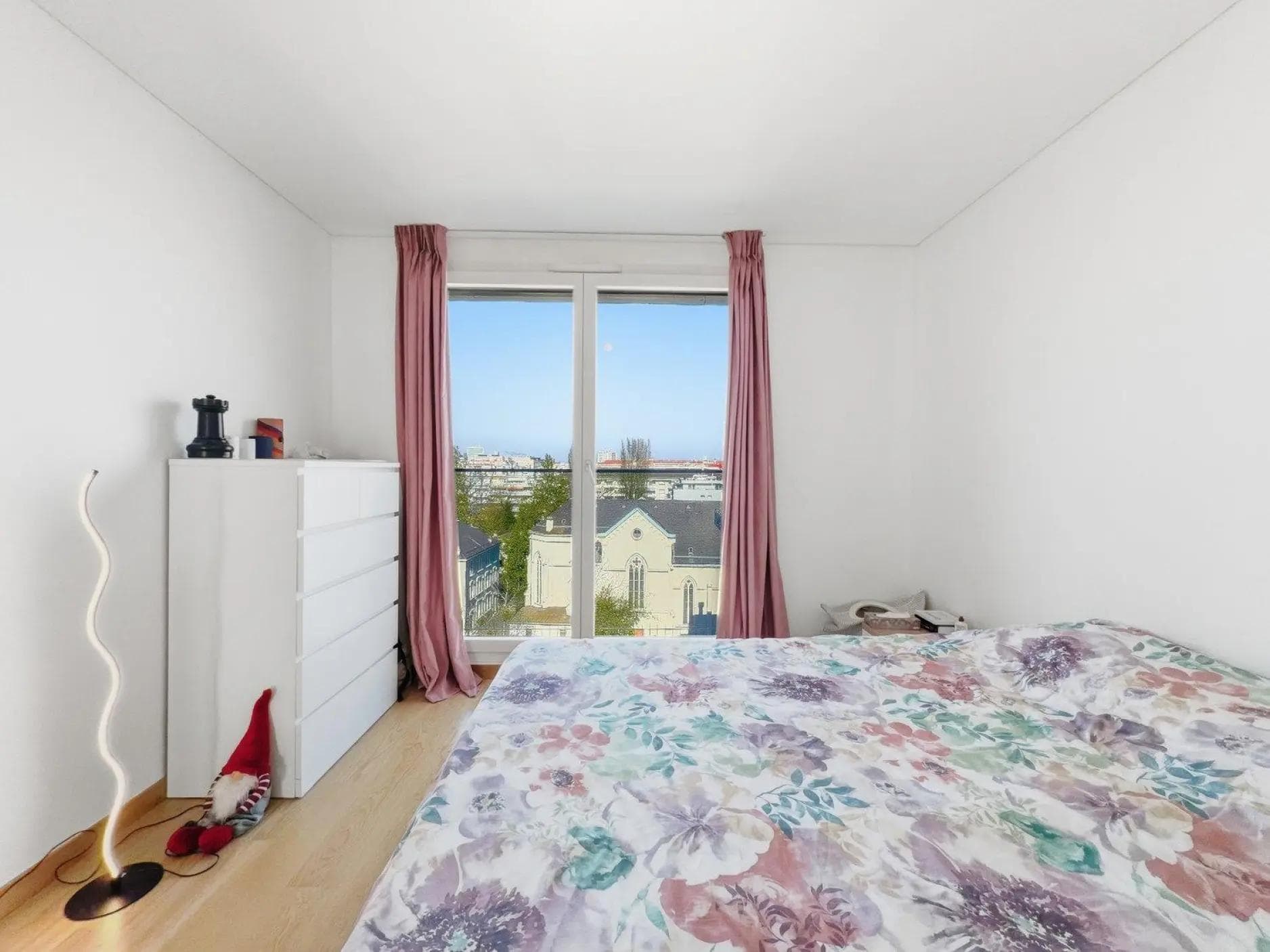 Appartement moderne de 4 pièces au 7ème étage - Rue de la Servette - Chambres Appartement moderne de 4 pièces au 7ème étage - Rue de la Servette - Chambres