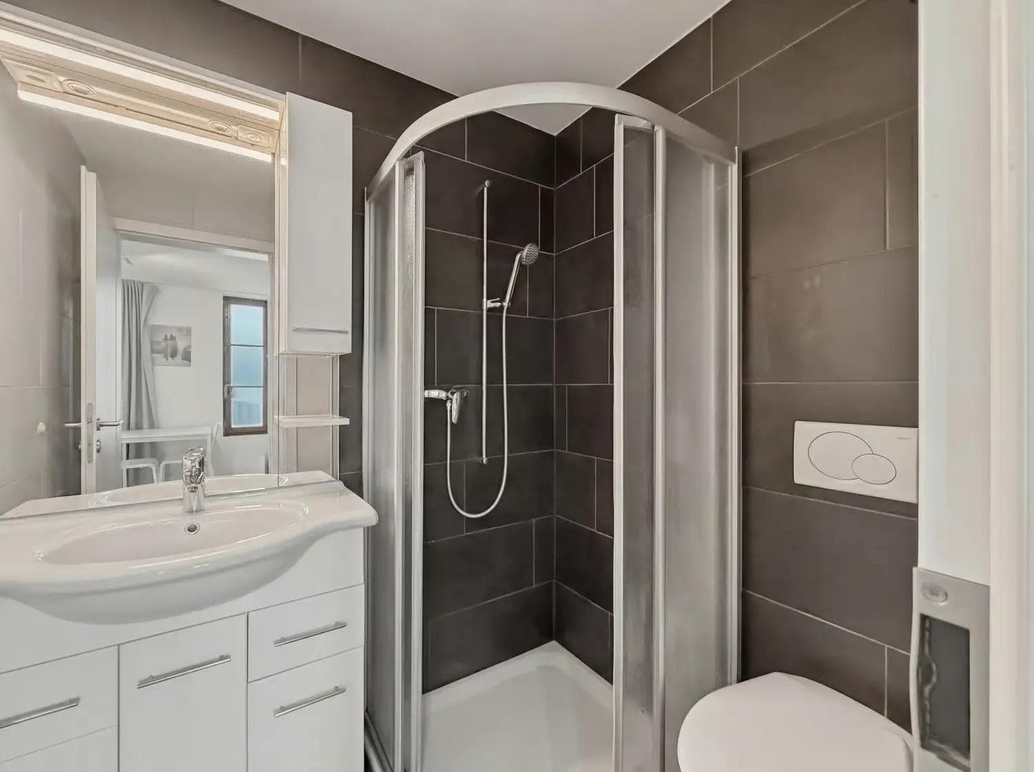 PROCHE GARE CORNAVIN - Appartement entièrement meublé - Bathroom PROCHE GARE CORNAVIN - Appartement entièrement meublé - Bathroom
