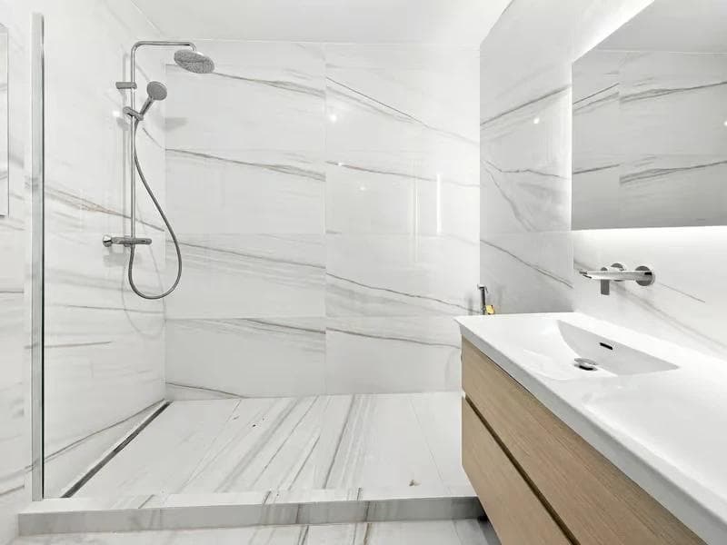 Appartement rénové avec balcon – Route de Florissant, Genève - Salle de bains miniature 4 Appartement rénové avec balcon – Route de Florissant, Genève - Salle de bains miniature 4