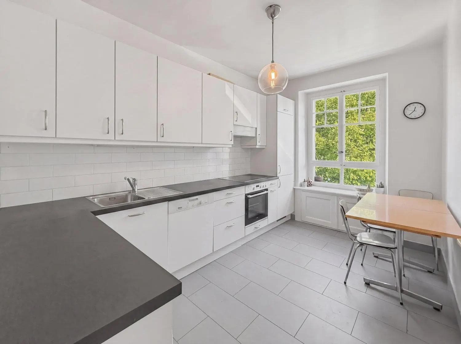 Beautiful 5-Room Apartment with Balconies in Geneva - Kitchen Beautiful 5-Room Apartment with Balconies in Geneva - Kitchen