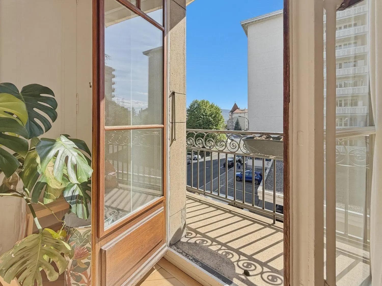 Beautiful 5-Room Apartment with Balconies in Geneva - Balconies Beautiful 5-Room Apartment with Balconies in Geneva - Balconies