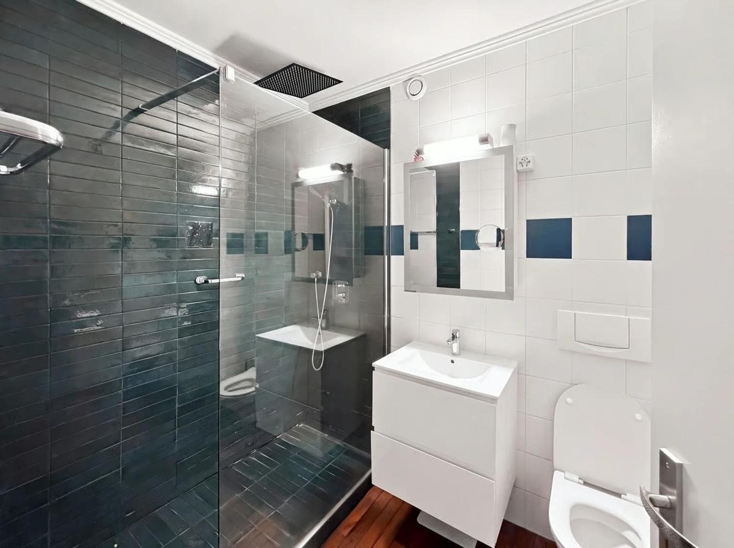 Appartement de 4 pièces meublé – Quartier des Eaux-Vives - Salle de bains miniature 4 Appartement de 4 pièces meublé – Quartier des Eaux-Vives - Salle de bains miniature 4