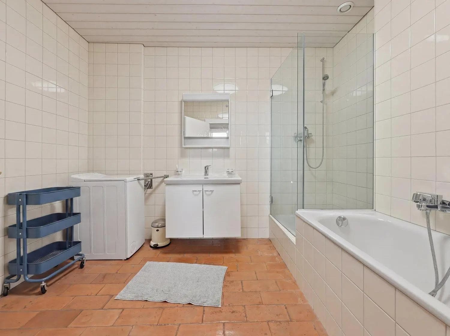 Appartement sous les toits de 4 pièces à Genève - Eaux-vives - Bathroom Appartement sous les toits de 4 pièces à Genève - Eaux-vives - Bathroom