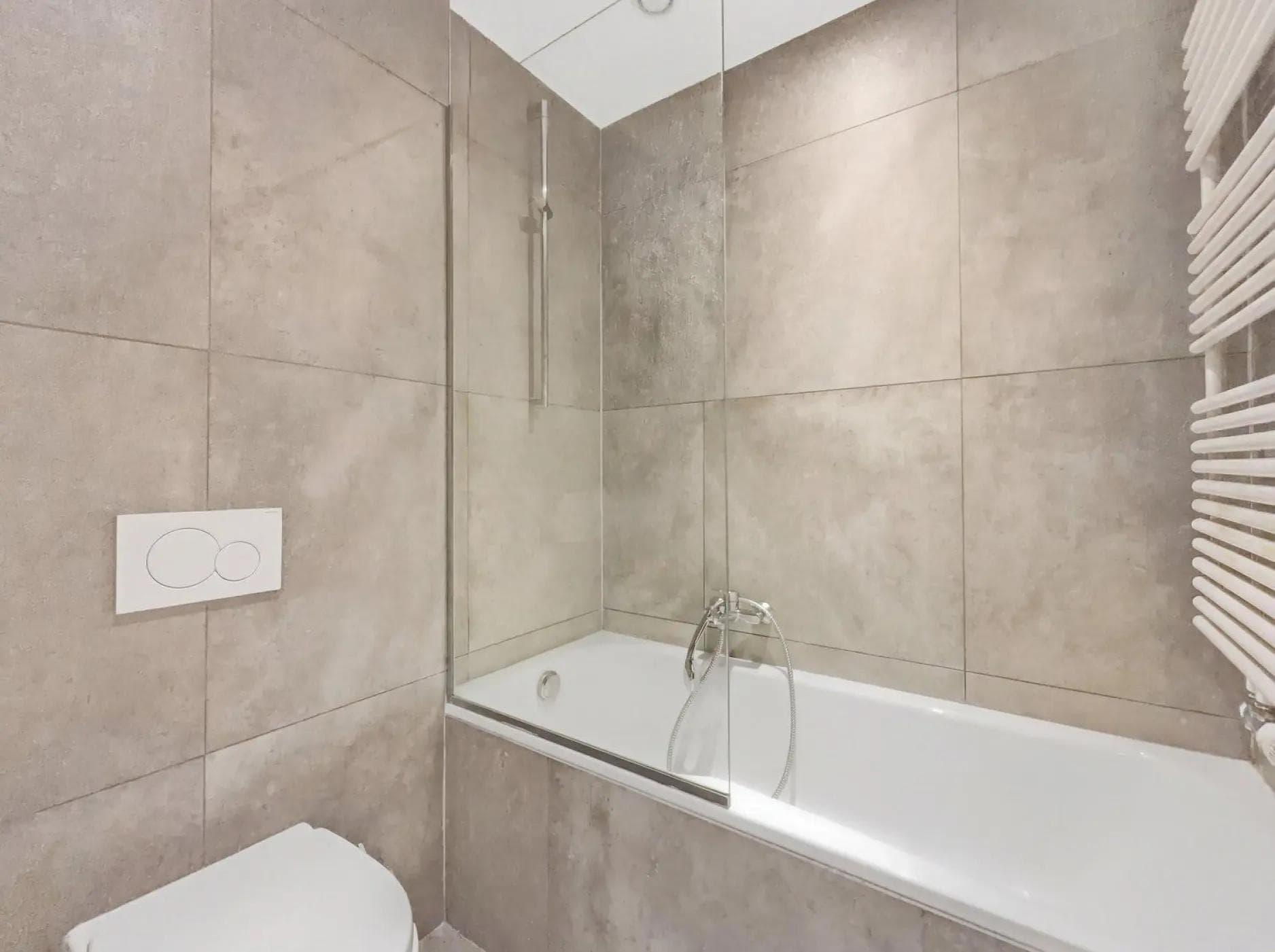 Appartement moderne de 4 pièces au 7ème étage - Rue de la Servette - Une salle de bain Appartement moderne de 4 pièces au 7ème étage - Rue de la Servette - Une salle de bain