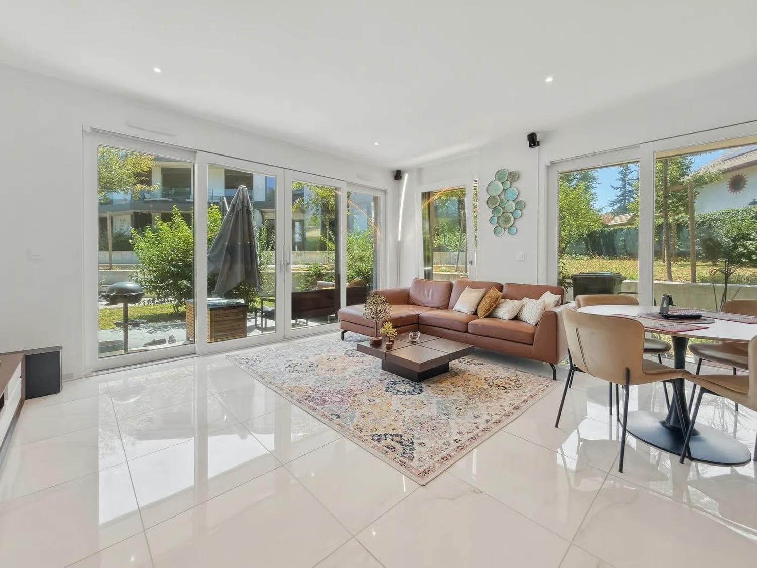Prestigious furnished garden-level apartment - Living room Prestigious furnished garden-level apartment - Living room
