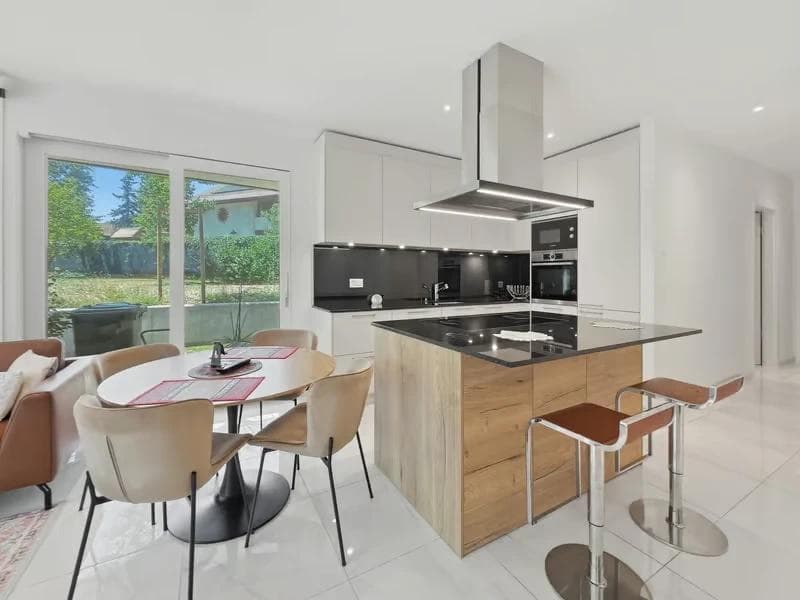 Prestigious furnished garden-level apartment - Dining room Prestigious furnished garden-level apartment - Dining room