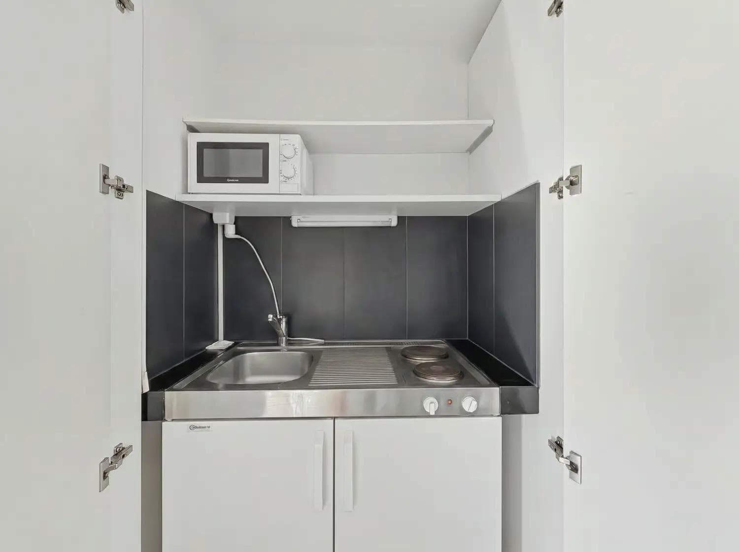 PROCHE GARE CORNAVIN - Appartement entièrement meublé - Une kitchenette PROCHE GARE CORNAVIN - Appartement entièrement meublé - Une kitchenette