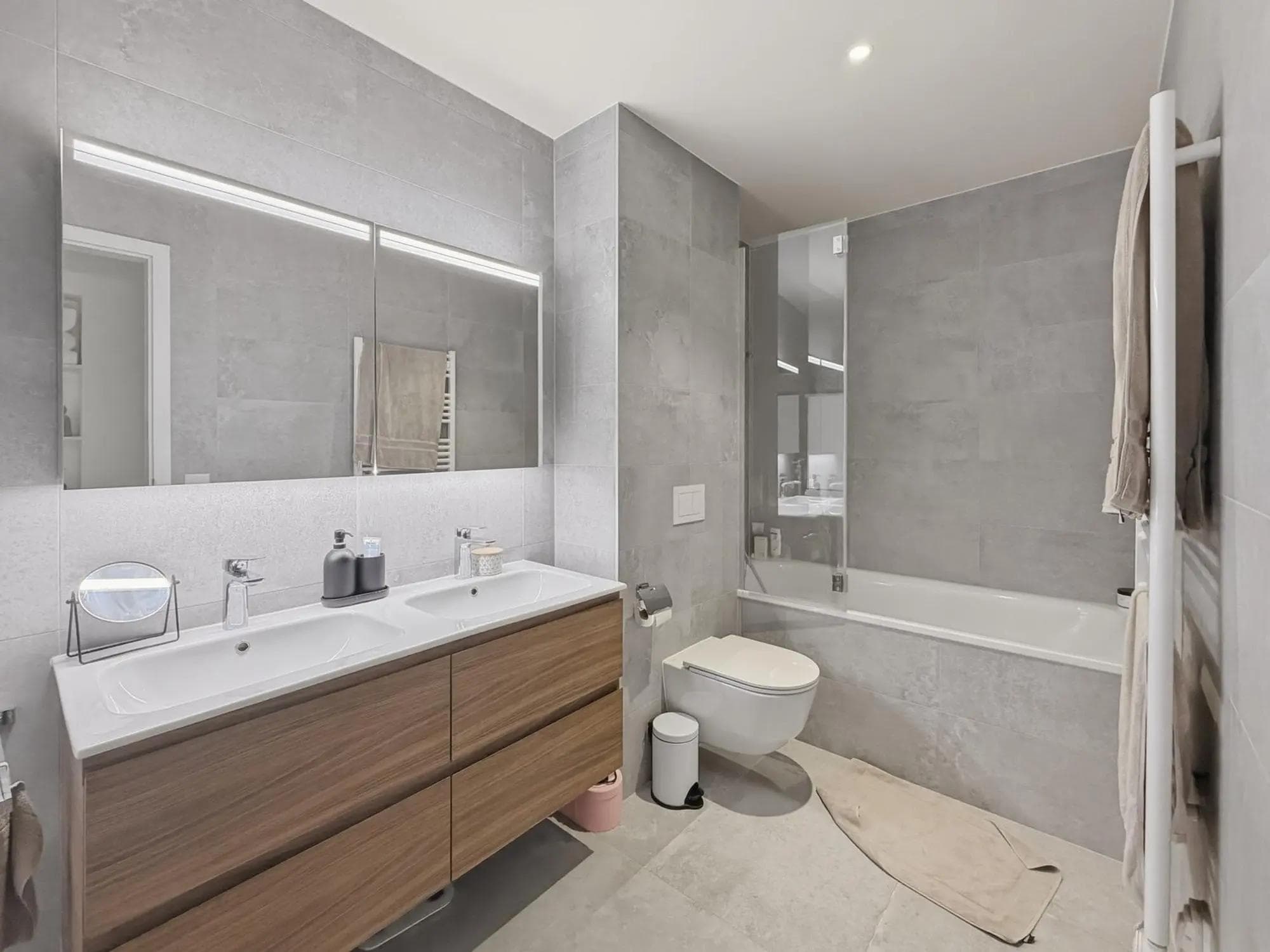 Beautiful High-End 4-Room Apartment with Terrace and Salève View – Chêne-Bourg - Bathroom Beautiful High-End 4-Room Apartment with Terrace and Salève View – Chêne-Bourg - Bathroom