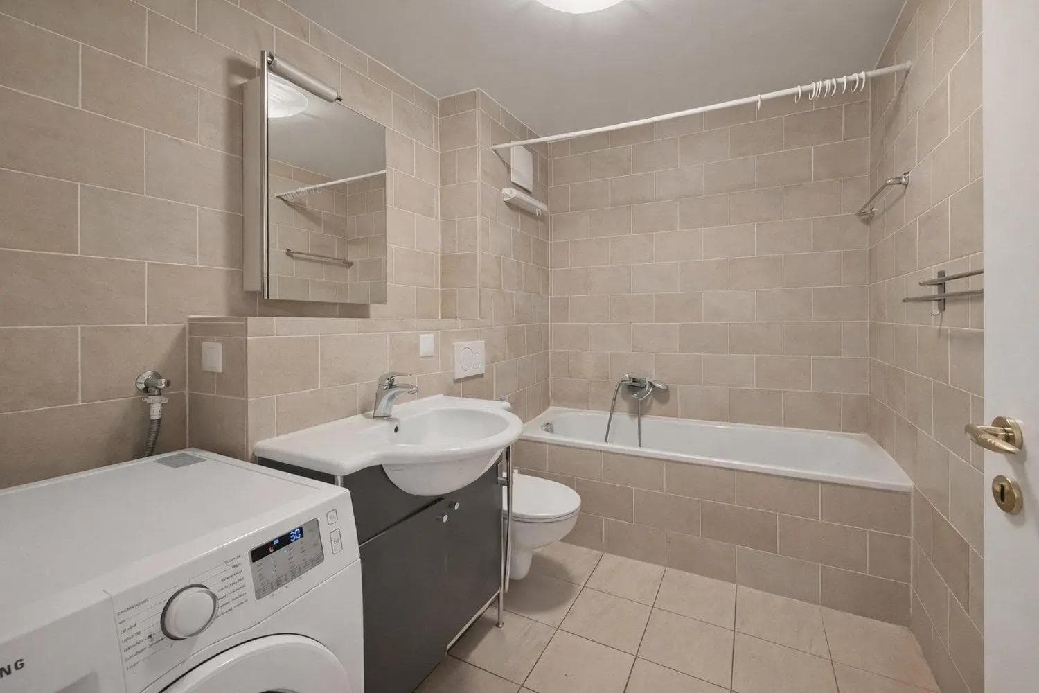 Magnifique appartement de 5 pièces avec garage à Plan-les-Ouates - Une salle de bain Magnifique appartement de 5 pièces avec garage à Plan-les-Ouates - Une salle de bain