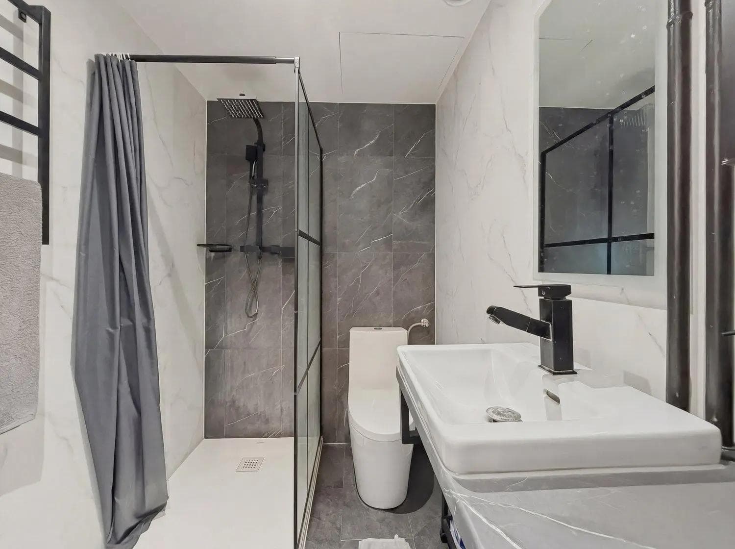 Charmant appartement 2 pièces avec balcon à Genève-Champel - Salle de bain Charmant appartement 2 pièces avec balcon à Genève-Champel - Salle de bain