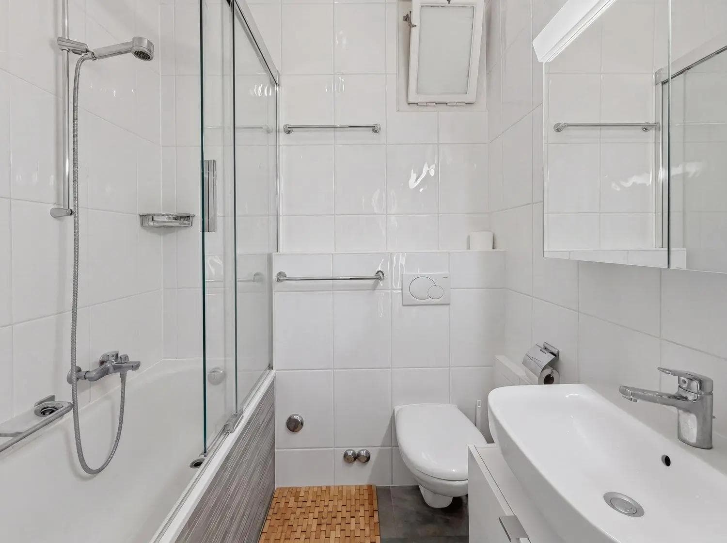 Beautiful 5-Room Apartment with Balconies in Geneva - Bathroom Beautiful 5-Room Apartment with Balconies in Geneva - Bathroom