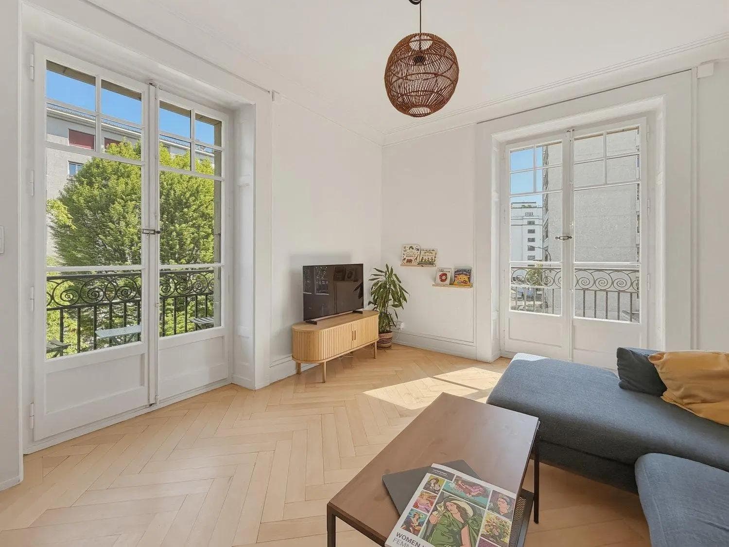 Beautiful 5-Room Apartment with Balconies in Geneva - Living room Beautiful 5-Room Apartment with Balconies in Geneva - Living room