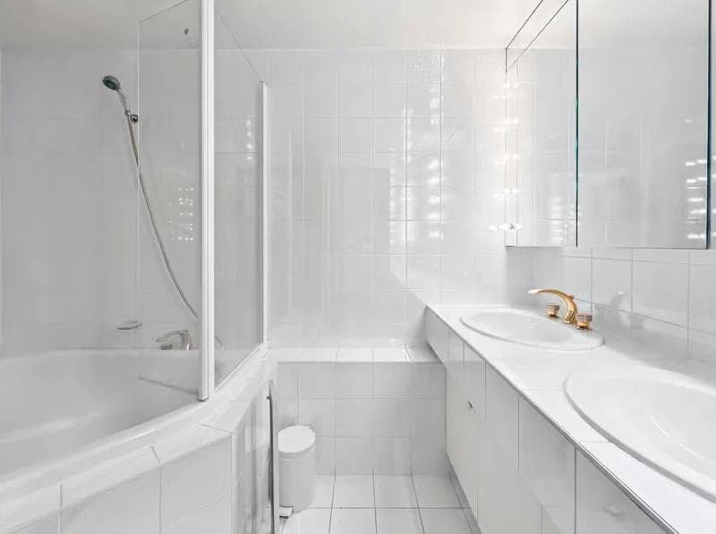Bright furnished 3-room apartment with balcony – Route de Florissant, Geneva - Bathroom & WC Bright furnished 3-room apartment with balcony – Route de Florissant, Geneva - Bathroom & WC
